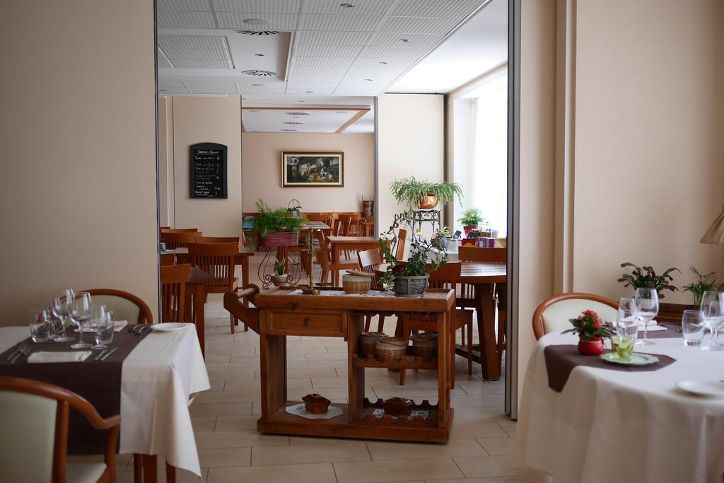 Auberge Aux Deux Sapins Montricher Bagian luar foto