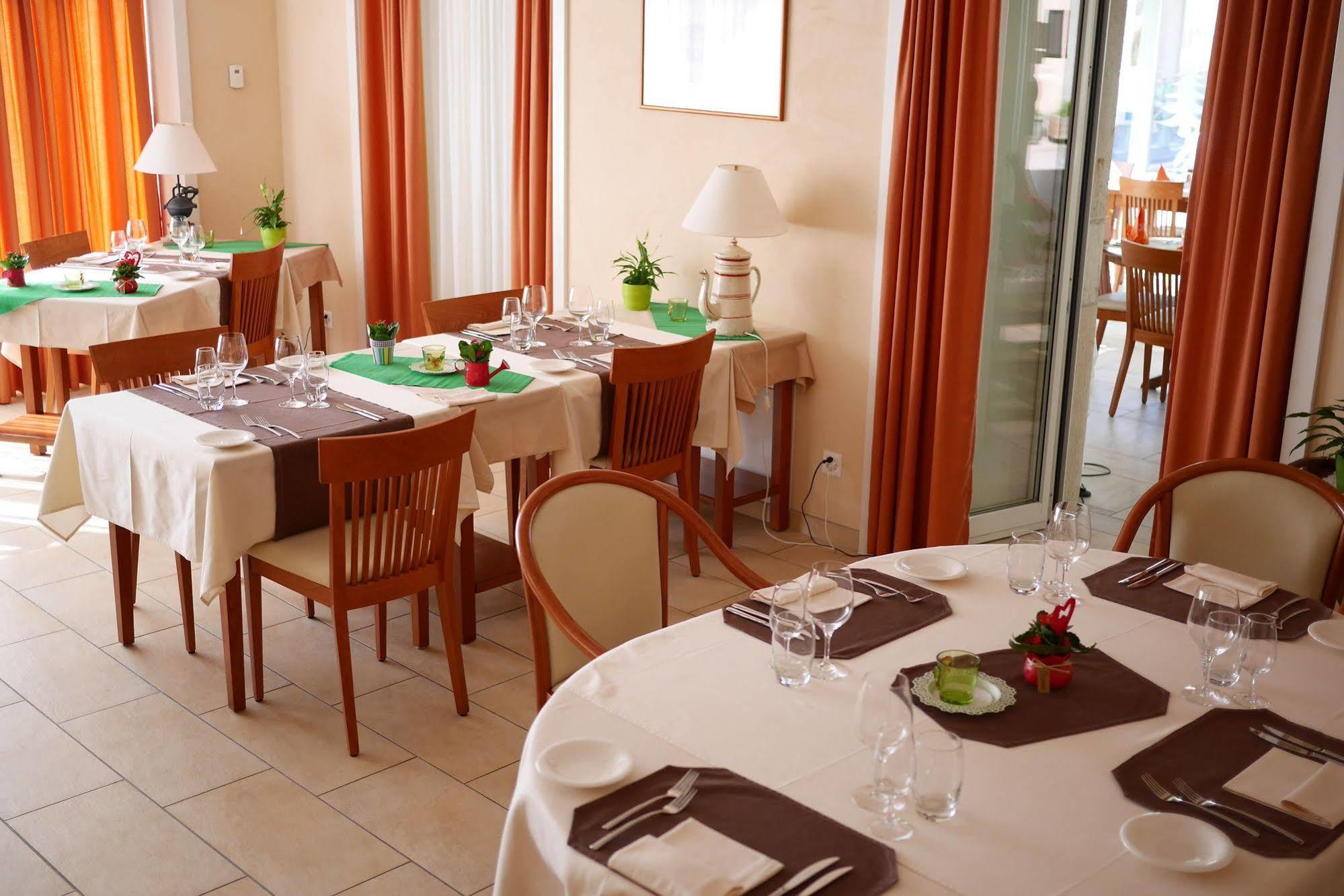 Auberge Aux Deux Sapins Montricher Bagian luar foto